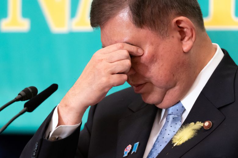 이시바 시게루 일본 총리 겸 자민당 총재가 지난 2일 도쿄 일본기자클럽에서 열린 당대표 토론회 도중 얼굴에 손을 대고 있다. EPA연합뉴스