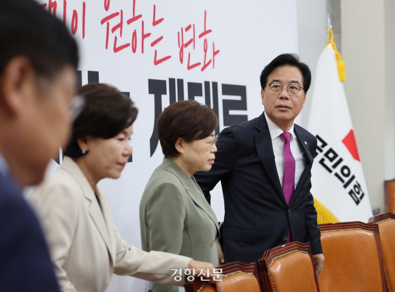 송언석 국민의힘 비상대책위원장 겸 원내대표, 김정재 정책위의장(오른쪽부터) 등이 7일 국회에서 열린 비상대책위원회의에 입장하고 있다.박민규 선임기자