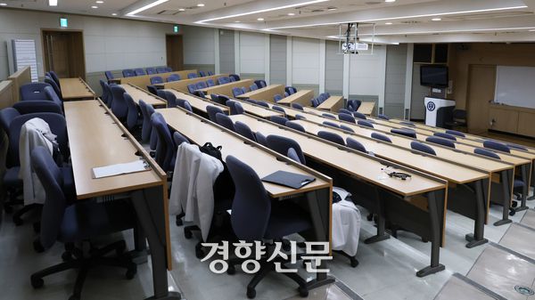 정부가 의대생·전공의 복귀 문제 논의를 위해 의·정대화를 추진 중이다. 사진은 지난 3월 텅 비어있는 서울시내 한 의과대학 강의실의 모습이다. 정효진 기자