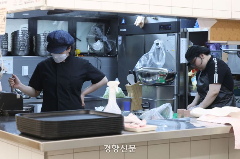 혜화점 주방에서 직원들이 김치찌개를 만들고 있다. 찌개는 주로 점장님이 담당해서 만들지만 직원들이 주방에 적힌 안내문을 따라 조리할 때도 있다.