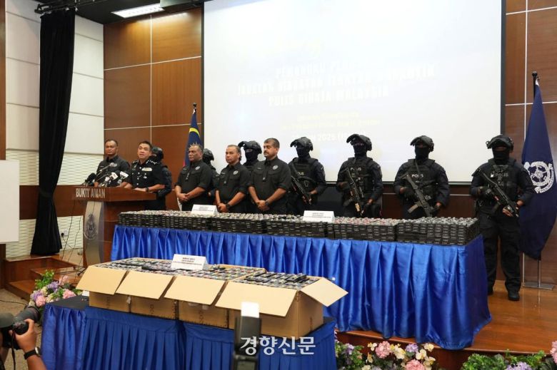 말레이시아 마약범죄수사부가 6월 24일 신종 마약으로 쓰이는 에토미데이트를 액상형 전자담배에 담아 한국으로 밀반입하려 한 마약 조직 총잭을 붙잡았다는 기자회견을 현지에서 하고 있다. 국가정보원 제공