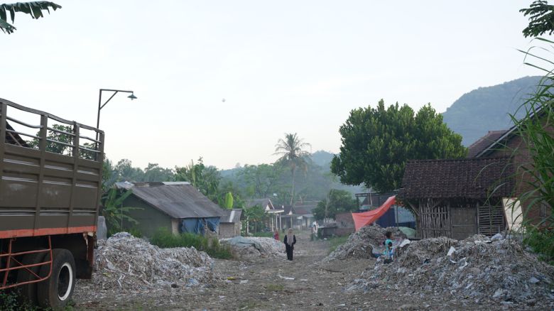 감핑안 마을이 연기 속에서 흐릿하게 보인다. 마을 하늘 위로 연이 떠 있다. 유혜민 감독 제공
