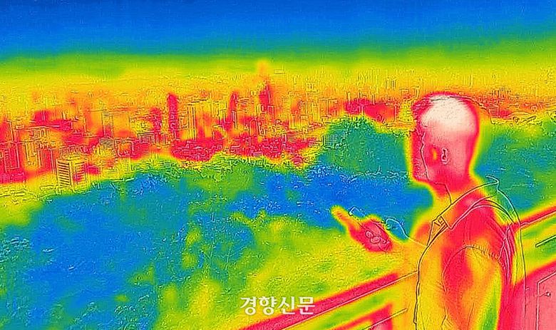 절기상 ‘소서’ 이자 서울 전 자치구에 올 여름 첫 폭염경보가 발효된 7일 서울 중구 남산에서 열화상 카메라로 바라본 도심이 열기로 인해 붉게 표시돼 있다.  열화상카메라는 높은 온도를 붉은 색으로, 낮은 온도를 푸른색으로 표시한다. 2025.7.7 성동훈 기자