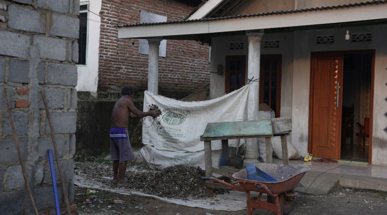 감핑안 마을 한 주민이 쓰레기에서 골라낸 골판지를 털어내고 있다. 유혜민 감독 제공