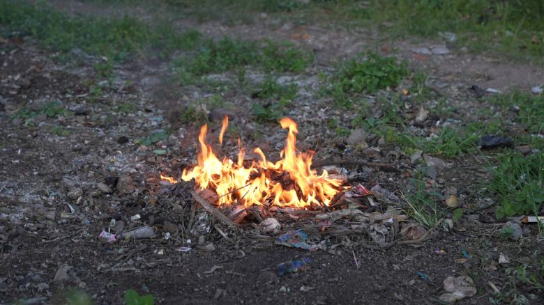 감핑안 마을 한 집 앞에서 플라스틱, 종이 등이 뒤섞인 쓰레기가 불타고 있다. 유혜민 감독 제공