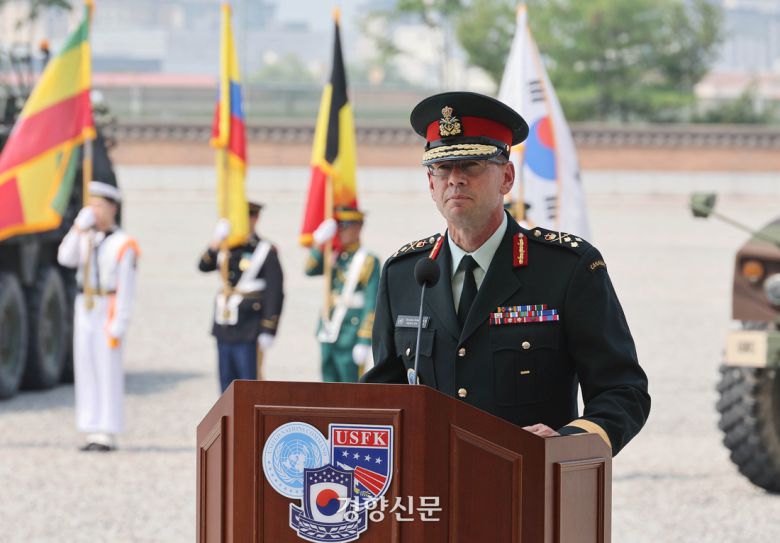 데릭 맥콜리 유엔군사령부 부사령관(캐나다 육군 중장)이 8일 경기 평택시 캠프 험프리스 바커필드 연병장에서 열린 유엔사 창립 기념행사에서 환영사를 하고 있다. 사진공동취재단