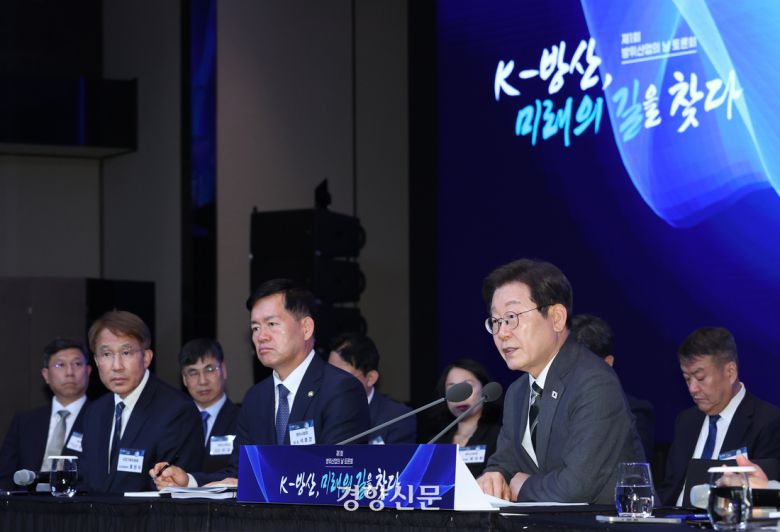 이재명 대통령이 8일 용산구 그랜드 하얏트 서울에서 열린 ‘제1회 방위산업의 날 토론회’에서 모두발언을 하고 있다. 대통령실사진기자단