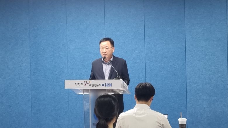 8일 인천시청 브리핑룸에서 김성훈 인천환경공단 이사장이 맨홀 사고에 관해 설명하고 있다. 박준철기자