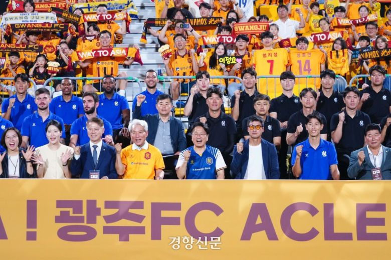 2024년 9월 강기정 광주시장과 팬들이 광주 서구 광주축구전용구장에서 열린 2024 광주FC 아시아챔피언스리그(ACLE) 출정식에서 선전을 기원하고 있다. 광주시 제공