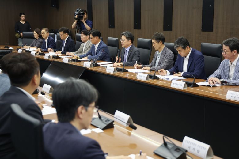 8일 서울 중구 대한상공회의소에서 산업통상자원부 주최로 미 관세 조치 통보 관련 민관 합동 긴급 점검회의가 열리고 있다. 연합뉴스