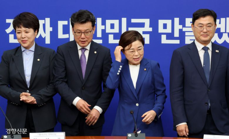 진성준 더불어민주당 정책위의장(왼쪽에서 두번째)과 김정재 국민의힘 정책위의장(오른쪽에서 두번째)이 지난 7일 국회에서 가진 상견 회동에서 굳은 표정을 짓고 있다. 박민규 선임기자