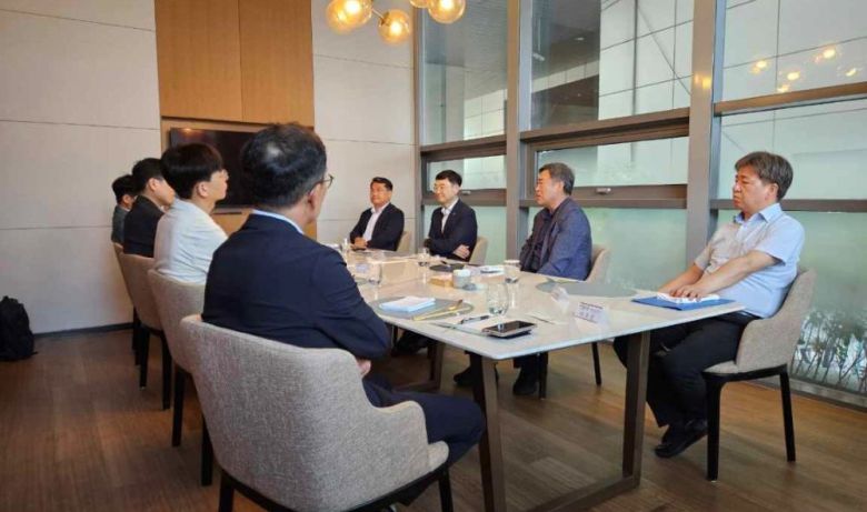 김하균 세종시 행정부시장과 한석수 세종공동캠퍼스 이사장 등이 지난 3일 열린 조찬 모임에서 혁신대학 구축 대응 방안 등에 대해 얘기를 나누고 있다. 세종시 제공