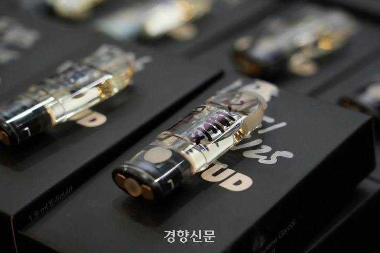 말레이시아 마약범죄수사부와 국가정보원이 공조해 압수한 액상형 전자담배. 액상에는 신종 마약으로 쓰이는 에토미데이트와 코카인이 담겨있다. 국가정보원 제공