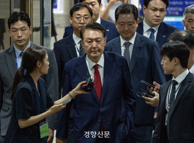 윤석열 전 대통령이 9일 서울 서초구 서울중앙지방법원에서 열린 2차 구속 전 피의자 심문(영장실질심사)을 마친 뒤 서울구치소로 향하고 있다. 문재원 기자