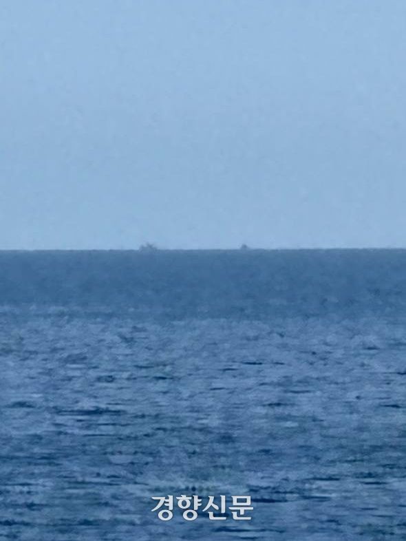 북한 주민을 태운 목선(수평선 오른쪽의 작은 점)이 예인용으로 추정되는 북한 어선(수평선 왼쪽 큰 점)과 함께 9일 오전 동해 북방한계선(NLL) 이북에서 이동하고 있다. 통일부 제공