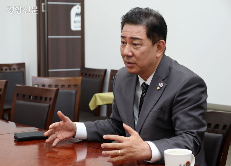 김병기 더불어민주당 대표 직무대행 겸 원내대표가 8일 국회 원내대표실에서 경향신문과 인터뷰를 하고 있다. 권도현 기자