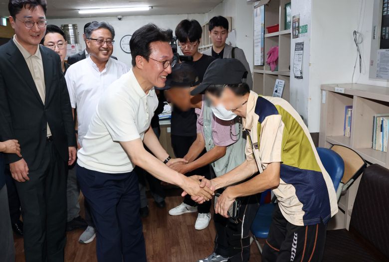 김민석 국무총리가 9일 대전시 동구 쪽방 상담소를 방문, 휴게시설을 이용 중인 쪽방촌 사람들을 만나 인사를 나누고 있다. 연합뉴스