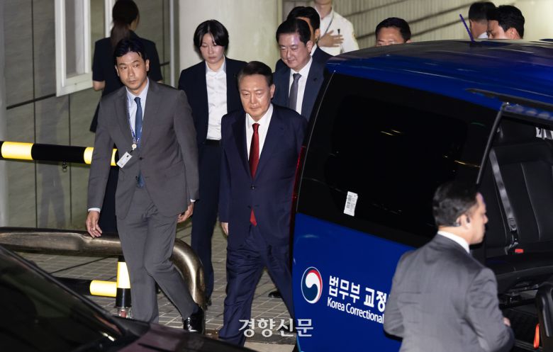 윤석열 전 대통령이 9일 서울 서초구 서울중앙지법에서 열린 직권남용 등 혐의 영장실질심사(구속 전 피의자 심문)를 마친 뒤 대기 장소인 서울구치소로 이동하기 위해 호송차량에 탑승하고 있다. 문재원 기자