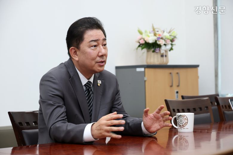 김병기 더불어민주당 대표 직무대행 겸 원내대표가 8일 국회 원내대표실에서 인터뷰하고 있다. 권도현 기자