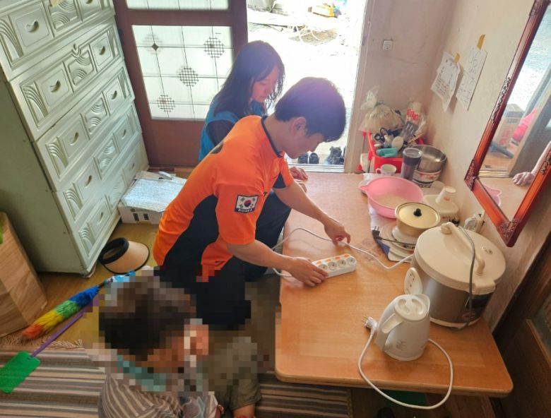 우리동네 복지기동대와 전남소방이 한 노후주택에서 안전 점검을 하고 있다. 전남도 제공