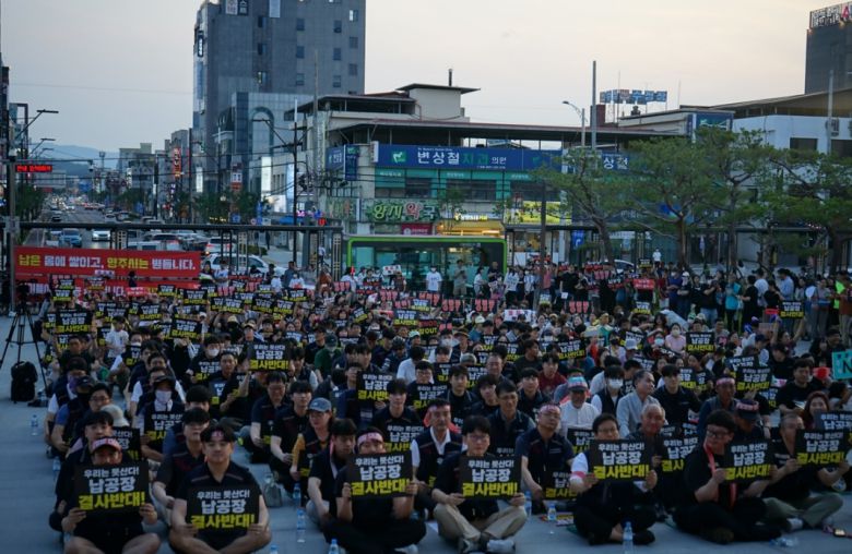 경북 영주시 영주역 광장에서 지난달 18일 시민들이 납 폐기물 재활용 공장 설립을 반대하는 집회를 벌이고 있다. 영주납공장반대시민연대 제공