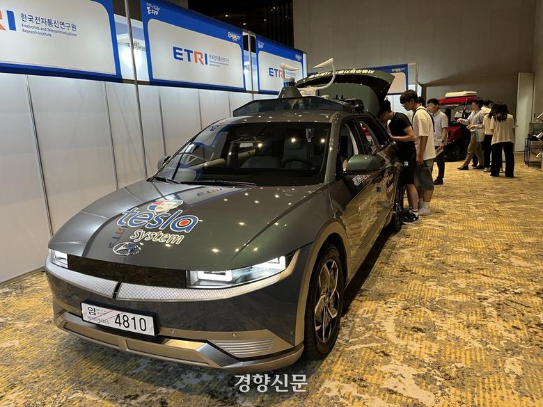 ‘제12회 국제e-모빌리티엑스포’ 전시장에서 자율주행기술개발혁신사업의 하나로 한국전자통신원과 과학기술정보통신부, 테슬라시스템 등이 함께 개발 중인 자율주행 차량을 관람객들이 둘러보고 있다. 권재현 선임기자