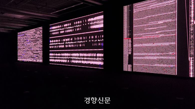 광주 동구 아시아문화전당(ACC)에서 전시 중인 료지 이케다의 ‘data-verse’ 연작 1~3편. 광주 | 윤승민 기자