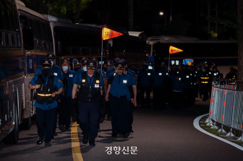 윤석열 전 대통령이 4개월 만에 재구속된 10일 경기도 의왕시 서울구치소 정문 앞으로 경찰이 투입되고 있다.  2025.7.10 이준헌 기자
