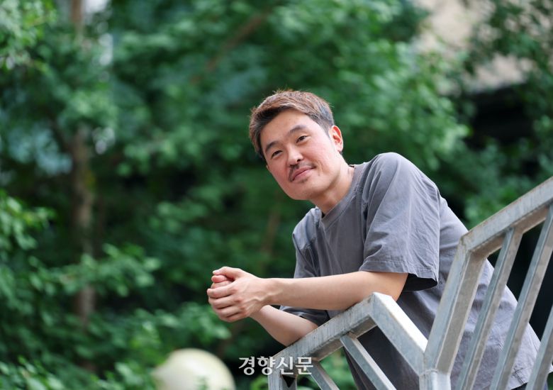 영화 <여름이 지나가면>의 장병기 감독이 8일 경향신문과 인터뷰에 앞서 포즈를 취하고 있다. 정지윤 선임기자