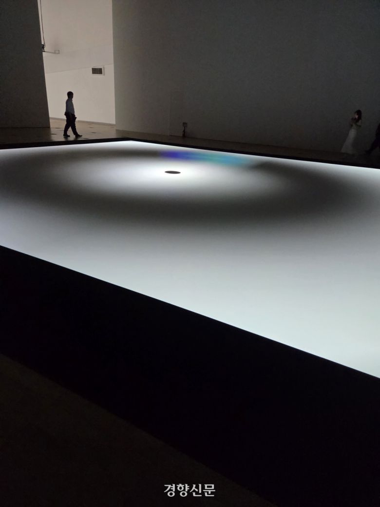 광주 동구 아시아문화전당(ACC)에서 전시 중인 료지 이케다의 ‘critical mass’. 광주 | 윤승민 기자