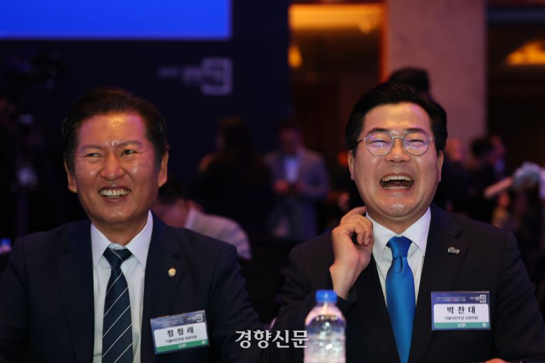 더불어민주당 차기 당대표 선거에 출마한 정청래 의원(왼쪽)과 박찬대 의원이 지난달 25일 서울 중구 롯데호텔 크리스탈볼룸에서 열린 ‘2025 경향포럼’에서 대화를 나누고 있다. 이준헌 기자