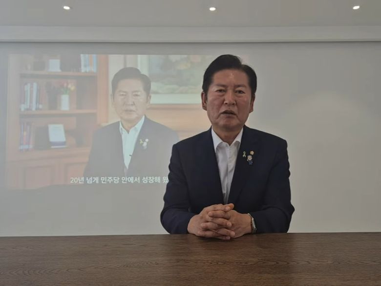 더불어민주당 차기 당대표 선거에 출마한 정청래 의원이 10일 유튜브 방송 ‘온라인 국민보고대회’를 통해 포부를 밝히고 있다. 유튜브 ‘정청래TV떴다!’ 화면 갈무리