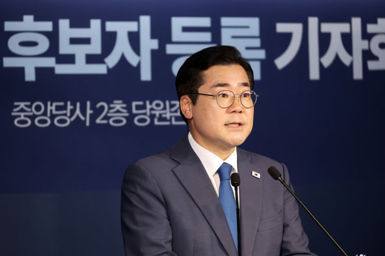 더불어민주당 차기 당대표 선거에 출마한 박찬대 의원이 10일 서울 여의도 민주당 중앙당사에서 기자회견을 열어 포부를 밝히고 있다. 연합뉴스