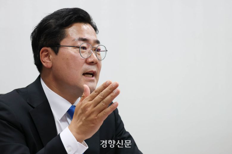 박찬대 더불어민주당 의원이 지난달 24일 국회 의원회관에서 경향신문과 인터뷰를 하고 있다. 성동훈 기자