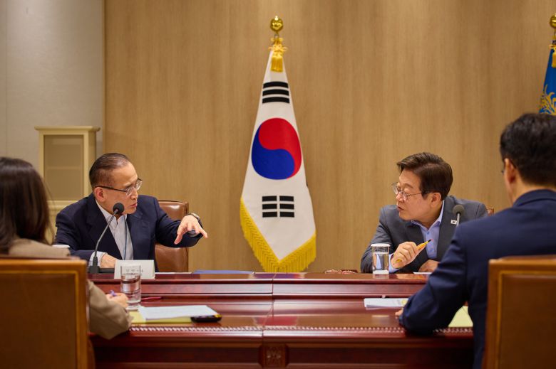 이재명 대통령이 지난 10일 서울 용산 대통령실 청사에서 열린 국가안전보장회의(NSC) 전체회의에 참석해 위성락 국가안보실장과 논의하고 있다. 대통령실 제공.