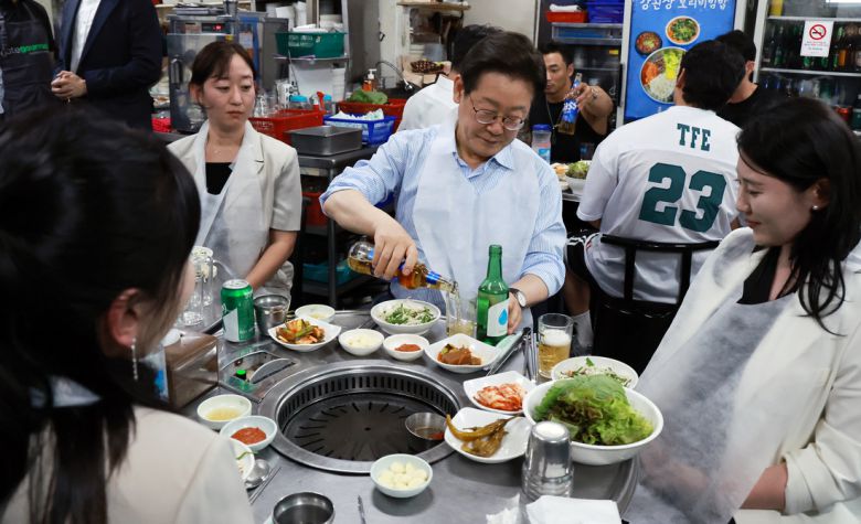 이재명 대통령이 11일 저녁 서울 종로구의 한 식당에서 직원들과 외식 행사를 하고 있다. 대통령실사진기자단