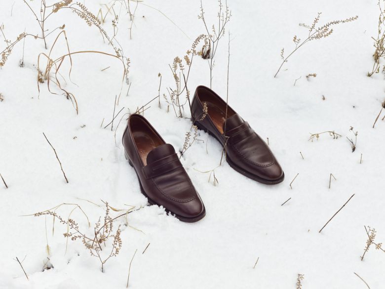 풀밭 위의 구두 Shoes on the Grass / Untitled, 100x75cm, Archival Pigment Print / ⓒ 정희승, 고은깁슨미술관 제공