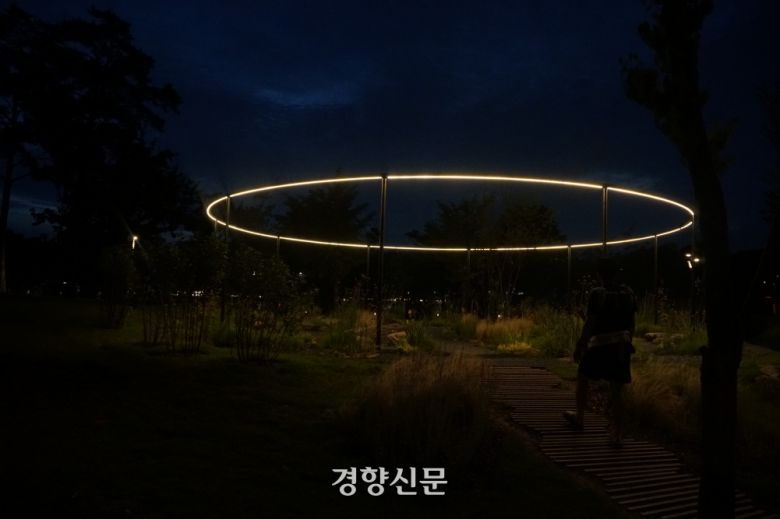 작가정원 동상작 워터루츠(Waterrooots)의 밤 풍경.