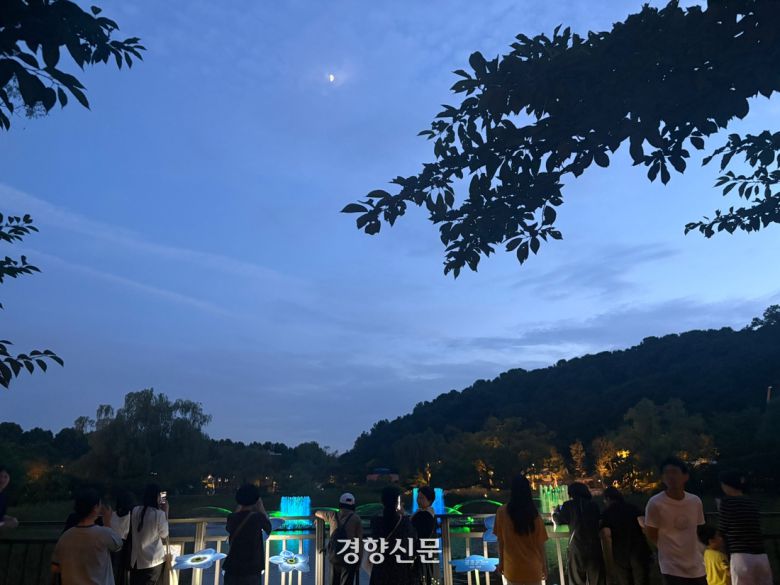 보라매공원 내 연못으로 하나 둘 모여드는 시민들.