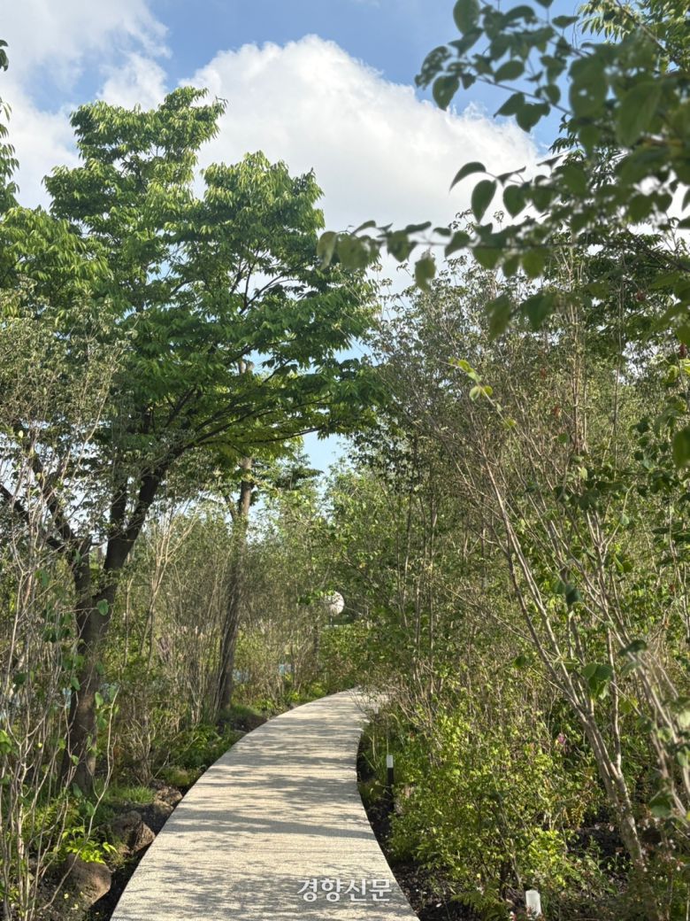 밤과는 사뭇 다른 느낌의 ‘세 번째 트랙’. 그 온도차를 느껴보는 묘미가 있다.