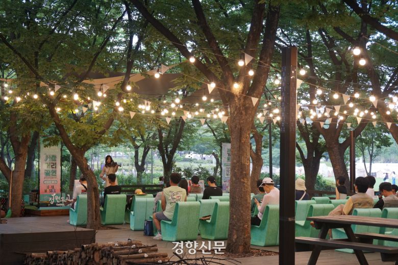 숲속 무대에서는 수준 높은 공연도 즐길 수 있다.