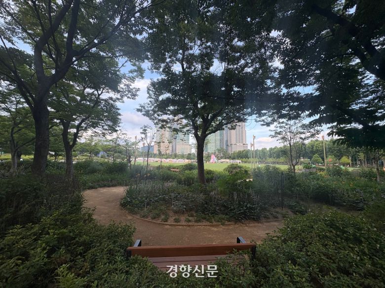 가운데 벤치에 앉으면 이 아름다운 정원의 주인이라도 된 듯한 기분을 만끽할 수 있다.