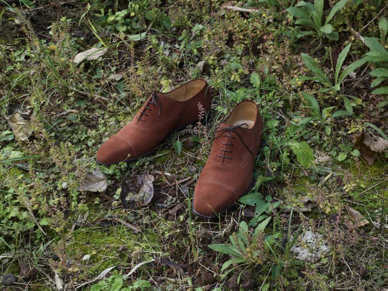 풀밭 위의 구두 Shoes on the Grass / Untitled, 100x75cm, Archival Pigment Print / ⓒ 정희승, 고은깁슨미술관 제공