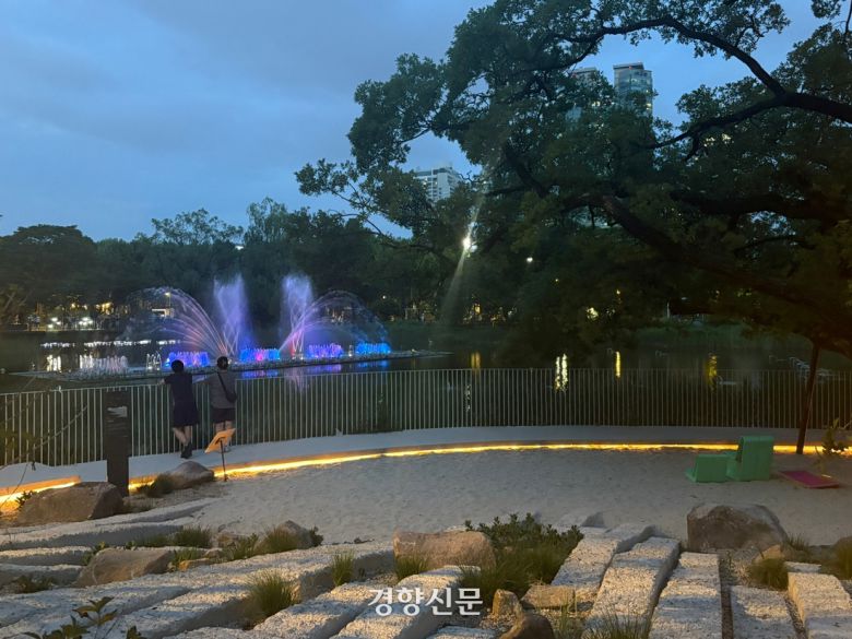 부산을 상징하는 요소로 채워진 부산의 자연 정원에서 더위를 식히는 시민들.