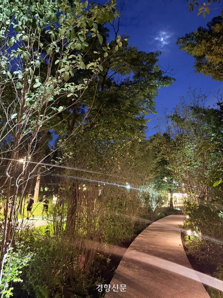 박승진 작가의 ‘세 번째 트랙’ 옆으로 열심히 밤운동 중인 시민들이 지나간다.