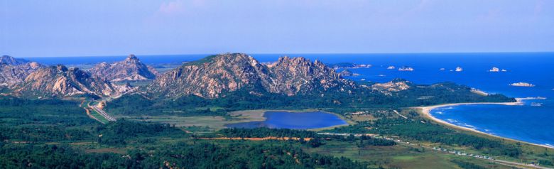 동해안의 최북단인 고성 금강산전망대에서 바라본 북한의 금강산 구선봉과 감호 전경. │고성군 제공
