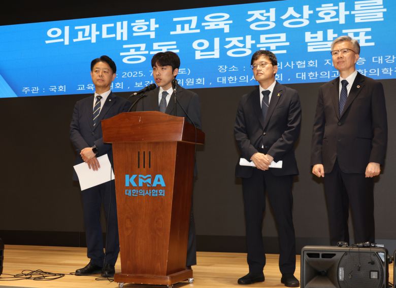 12일 서울 용산구 대한의사협회에서 이선우 대한의과대학·의학전문대학원학생협회 비대위원장이 국회 교육위원회, 보건복지위원회, 대한의사협회와 함께 ‘의과대학 교육 정상화를 위한 공동 입장문’ 발표에 앞서 발언을 하고 있다. 왼쪽부터  김영호 국회 교육위원장, 이선우 비대위원장, 박주민 국회보건복지위원장, 김택우 대한의사협회장. 연합뉴스