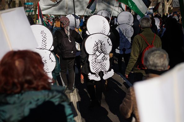 팔레스타인의 만화 캐릭터 ‘한달라’. 어린아이가 뒷짐을 지고 있는 모습으로 팔레스타인인들의 고난과 투쟁을 상징한다. Gettyimages/이매진스