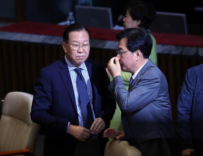 송언석 국민의힘 비상대책위원장 겸 원내대표(오른쪽)가 지난 10일 국회 본회의에서 권영세 의원과 대화하고 있다. 연합뉴스