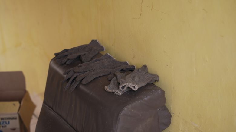 지난 4월23일(현지시간) 인도네시아 그레식 지역 위링기나넘 선별장에 우마미, 사미아 등 여성 선별노동자들이 쓴 장갑이 쇼파 위에 놓여있다. 유혜민 감독 제공